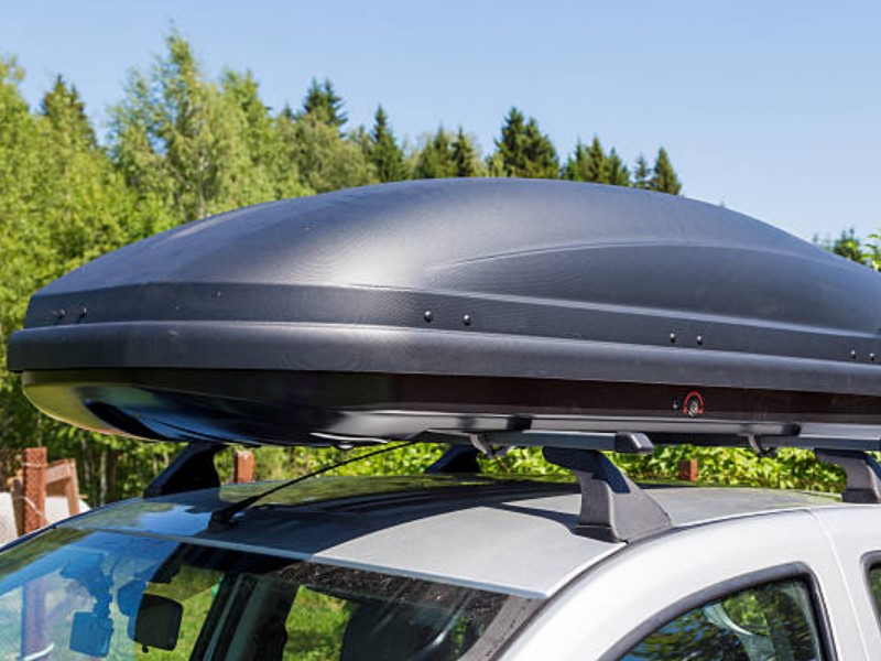  install a car roof box on the roof of your car