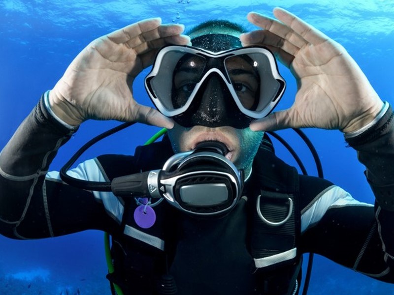 Wearing contact lenses when diving